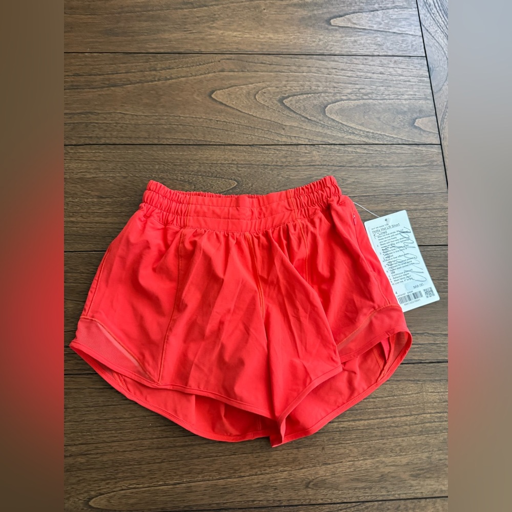 NWT Lululemon limited edition Hawaiian hotty hot LR Shorts 4” line